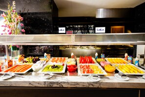 Un bufé con diversos alimentos y bebidas.