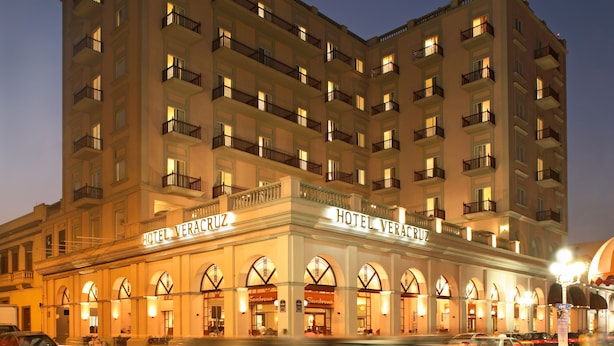 A multi-story hotel with a classic facade, multiple balconies, and a prominent entrance with arched windows. - Veracruz Centro Histórico (Veracruz)