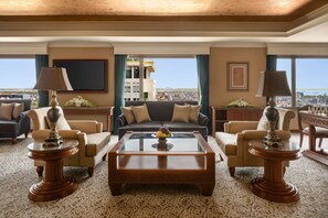 Cubrecamas, minibar y caja de seguridad en la habitación