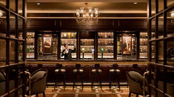 2 bars/lounges, lobby lounge