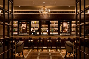 2 bars/lounges, lobby lounge