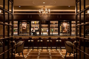 2 bars/lounges, lobby lounge