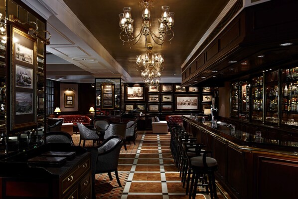 2 bars/lounges, lobby lounge