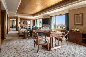 Cubrecamas, minibar y caja de seguridad en la habitación