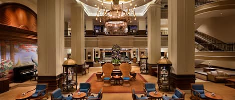 2 bars/lounges, lobby lounge