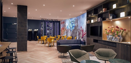 Lobby sitting area. Inntel Hotels Amsterdam Centre