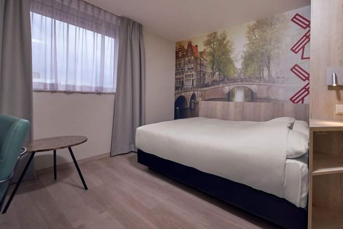 In-room safe, desk, blackout drapes, soundproofing