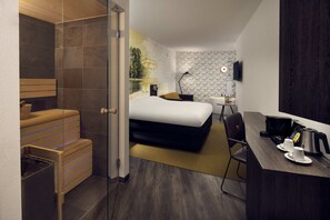 Suite, 1 kingsize-seng | Safe på rommet, individuelt dekorert, individuelt innredet og skrivebord