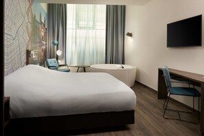 Spa Room, 1 King Bed | Tallelokero huoneessa, yksilöllisesti sisustettu