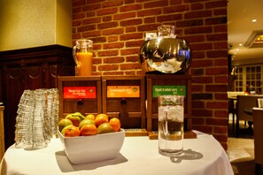 Desayuno continental (EUR 14.50 por persona) 