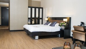 Suite | Minibar, caja de seguridad en la habitación y escritorio 