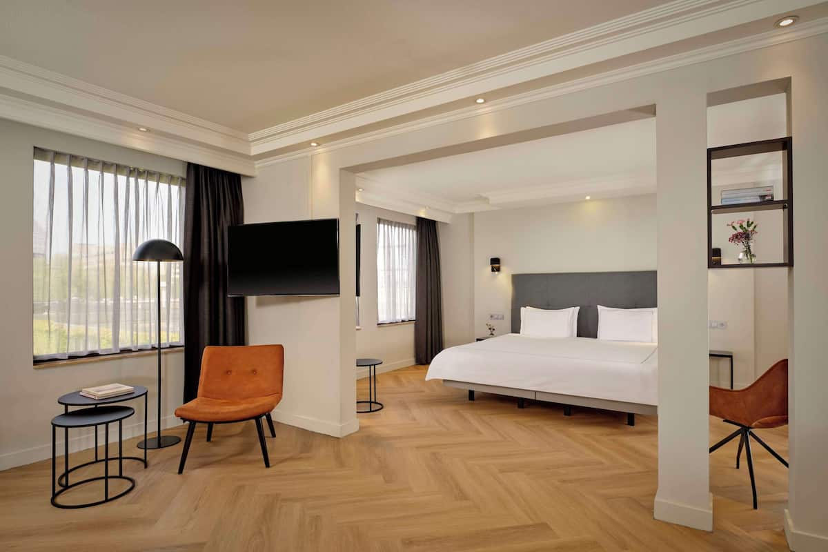 deluxe suite, 1 bedroom | hypo-allergenic bedding, down duvets, minibar, in-room safe