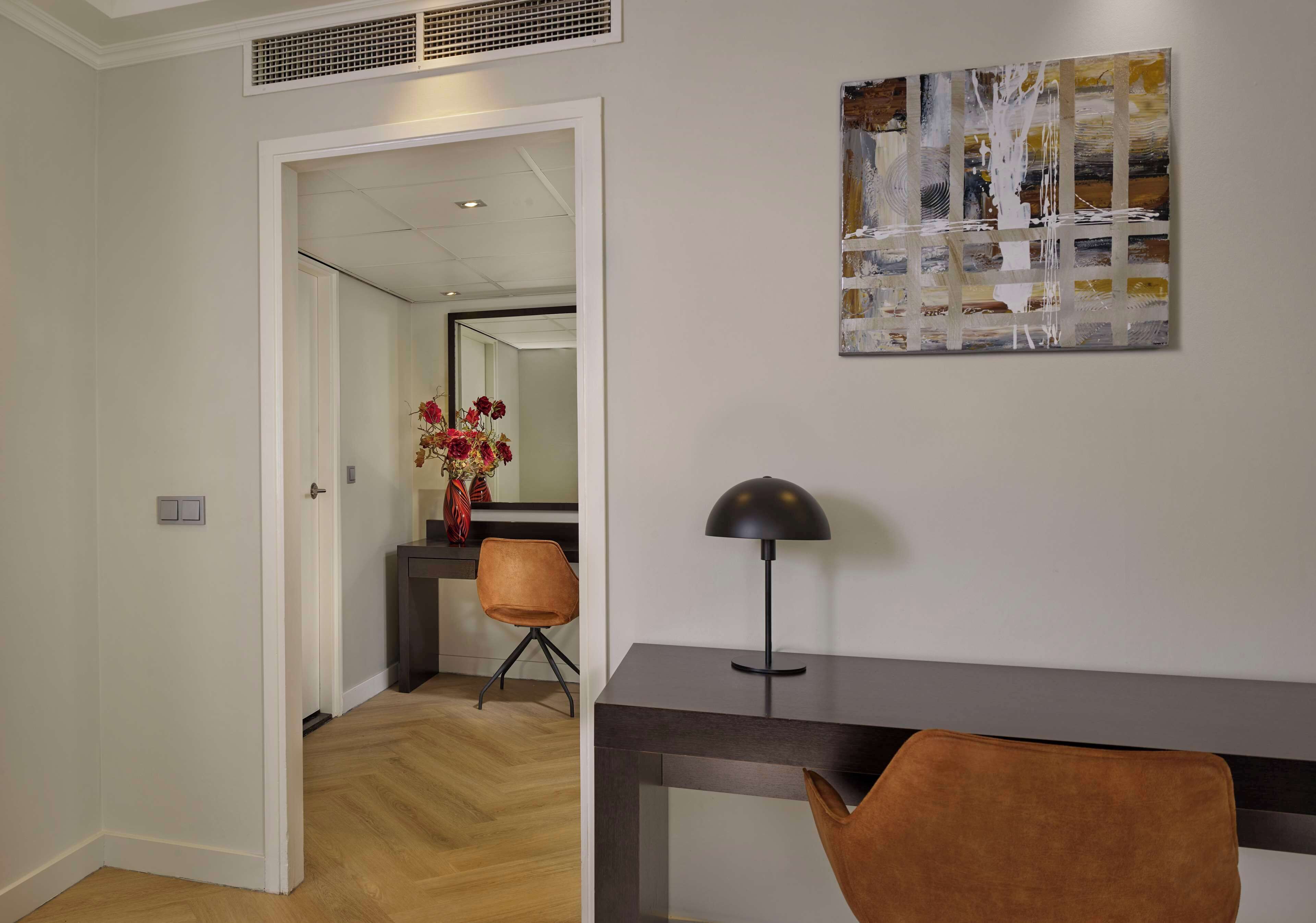 deluxe suite, 1 bedroom | hypo-allergenic bedding, down duvets, minibar, in-room safe