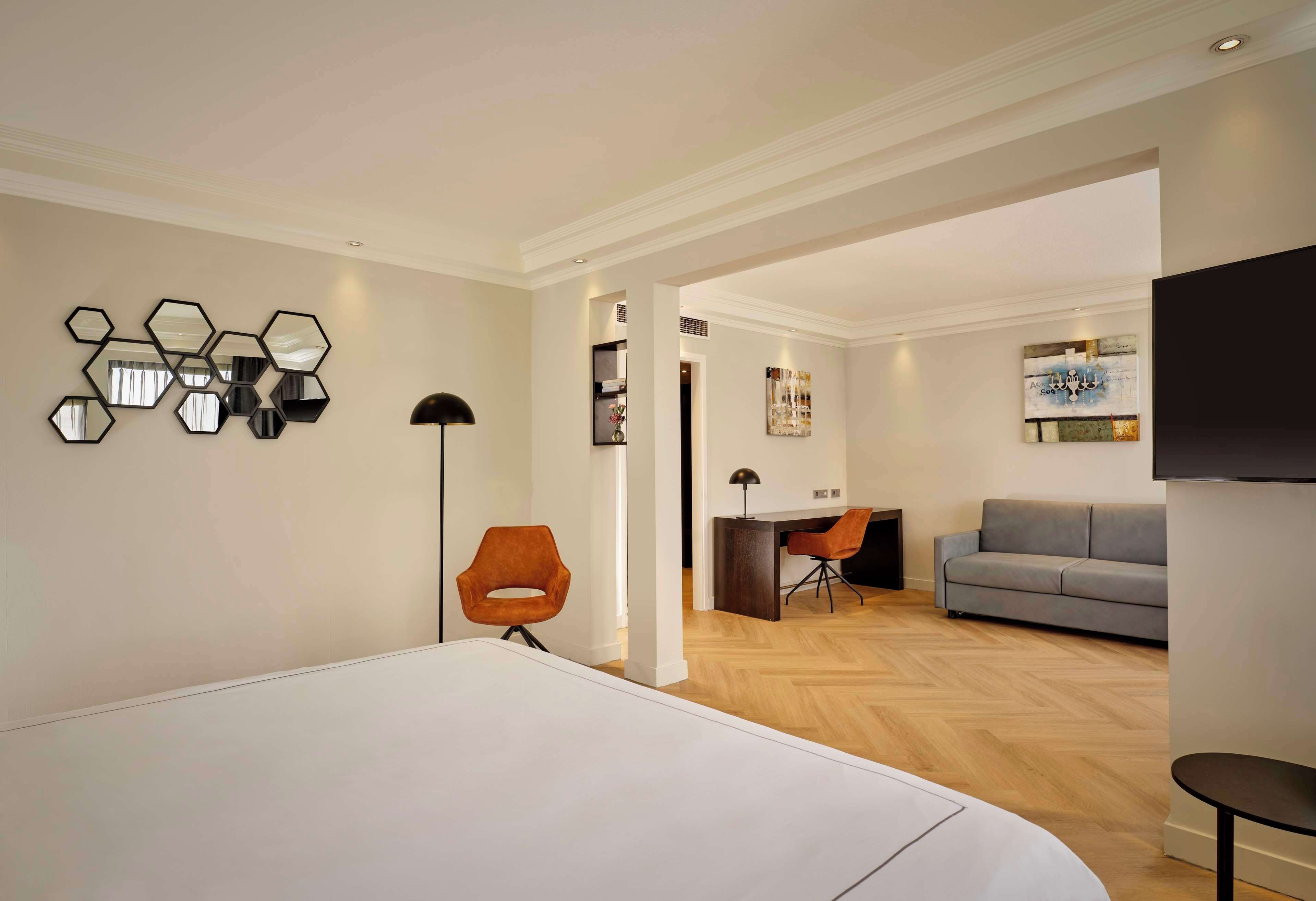 deluxe suite, 1 bedroom | hypo-allergenic bedding, down duvets, minibar, in-room safe
