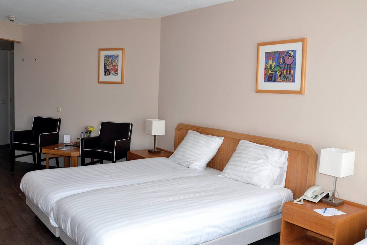 Escritorio, cortinas blackout, camas extra y wifi gratis