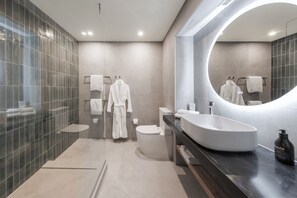 Suíte, 1 quarto | Banheiro | Produtos de toalete biodegradáveis, secador de cabelo, toalhas de banho 