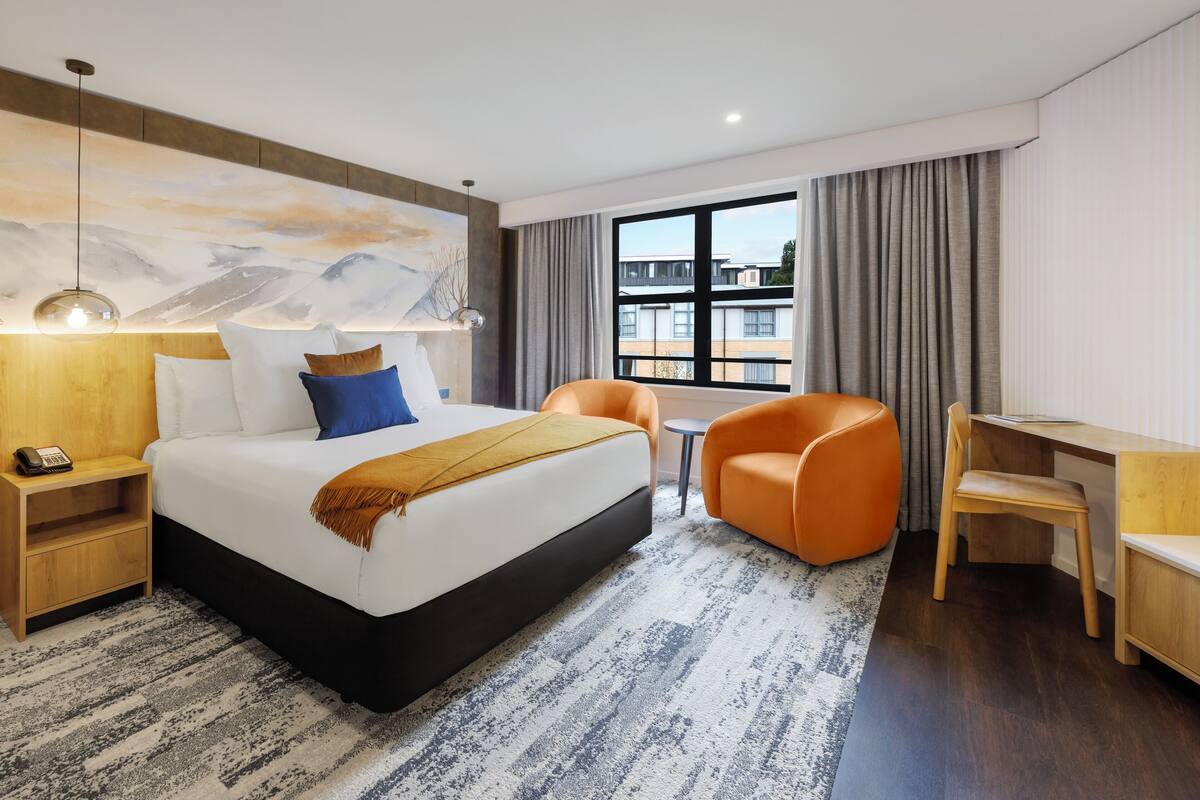 Suite, 1 kingsize-seng | Safe på rommet, skrivebord, blendingsgardiner og strykejern/-brett