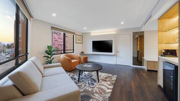 Suite de lujo, 1 habitación | Área de sala de estar | Televisión LCD de 32 pulgadas con canales vía satélite y televisión