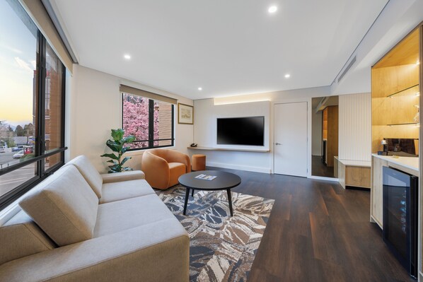 Luxury Loaded King Suite | Living area | 32-inch LCD TV with satellite channels, TV, pay movies - Millennium Hotel Queenstown (Queenstown)