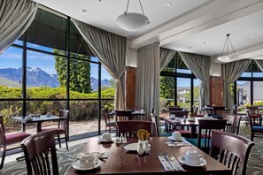 Aperto a colazione e cena, cucina locale, con vista sul giardino 