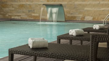 Piscine couverte, chaises longues