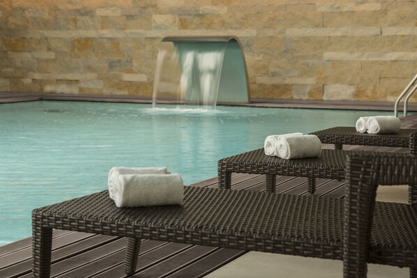 Piscine couverte, chaises longues