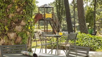 Área de juegos infantiles al aire libre