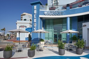 供应早餐、午餐和晚餐，地方菜