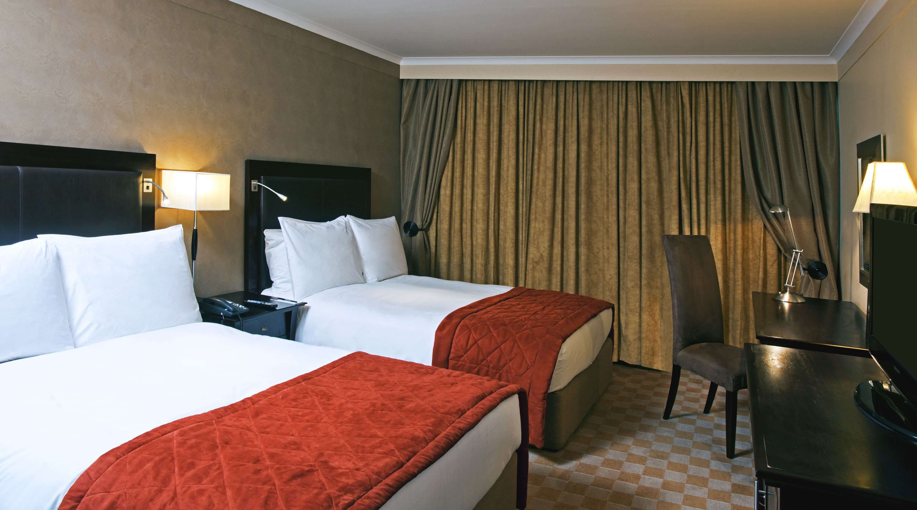 Chambre Supérieure avec lits jumeaux | Coffres-forts dans les chambres, bureau