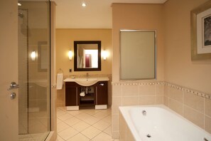 Een douche, gratis toiletartikelen, een haardroger, handdoeken