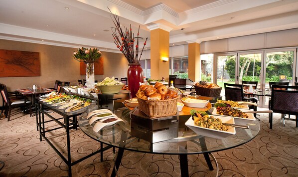 Serveert ontbijt, lunch, diner, internationale gerechten 