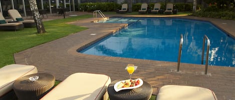 Ulkouima-allas, aurinkotuoleja