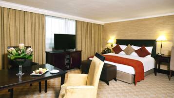 Executive Room | In-room safe, desk, laptop workspace, blackout drapes