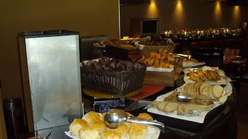 Se sirven desayunos, comidas, cenas y cocina internacional