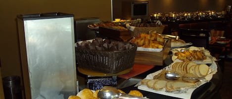 Déjeuner, dßner et souper servis sur place; cuisine internationale