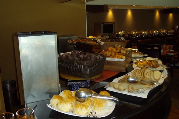 S'hi serveixen esmorzars, dinars, sopars i plats de cuina internacional