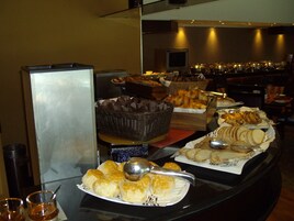 Se sirven desayunos, almuerzos y cenas; cocina internacional