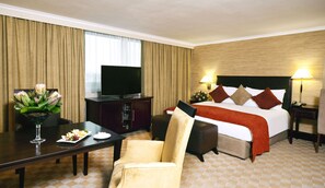 Executive Room | In-room safe, desk, laptop workspace, blackout drapes