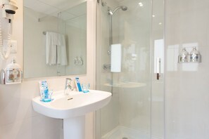 Deep soaking tub, towels