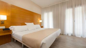 Minibar, wifi gratis y ropa de cama