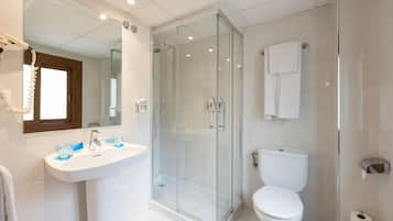 Deep soaking tub, towels