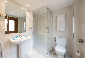 Deep-soaking bathtub, towels - TRYP Ciudad de Alicante Hotel (Alicante)