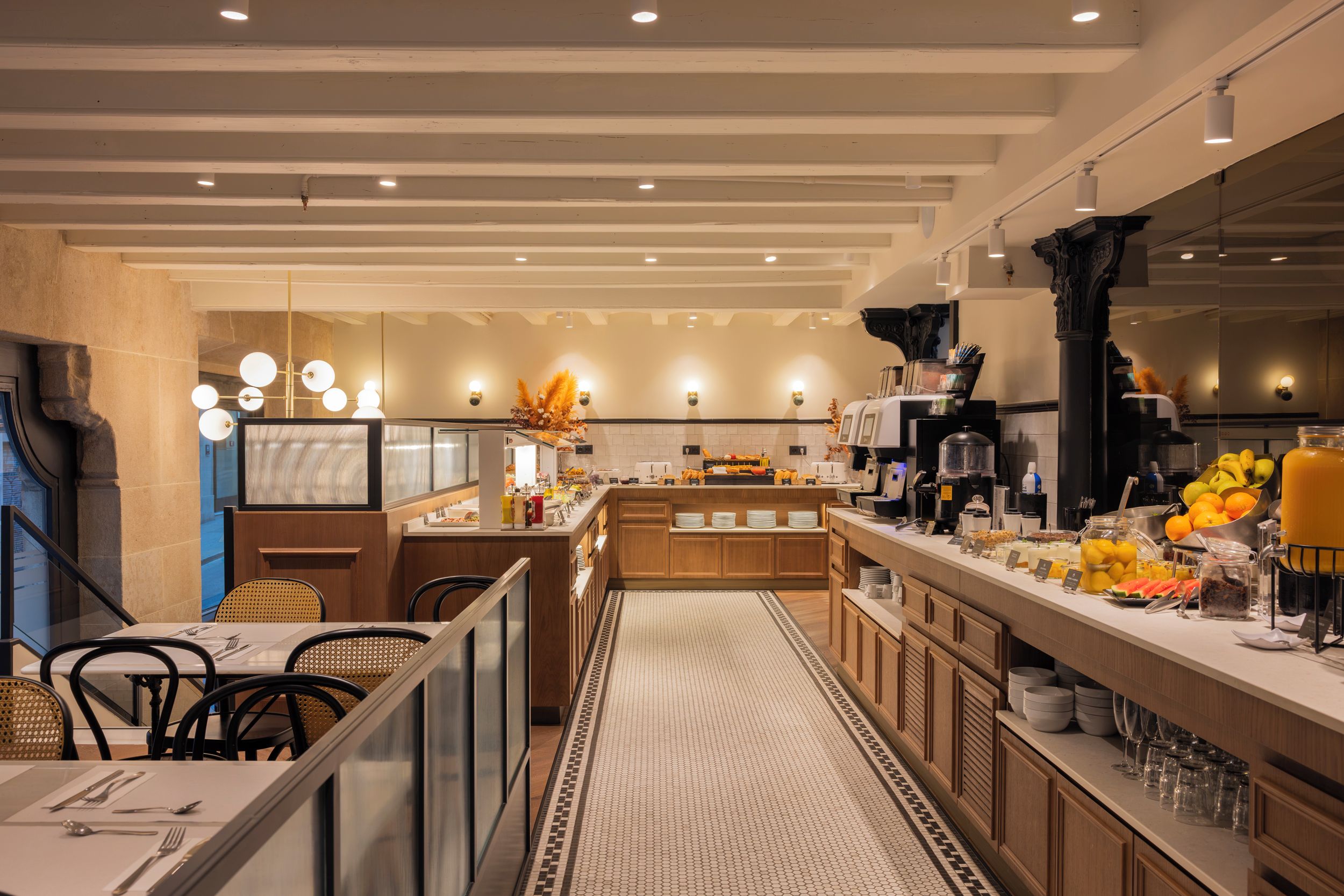 Una cocina moderna con una isla central, equipada con diversos electrodomésticos y una disposición tipo bufé.