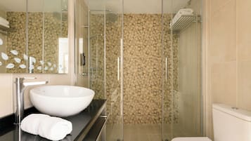 Articles de toilette gratuits, sèche-cheveux, serviettes fournies, savon
