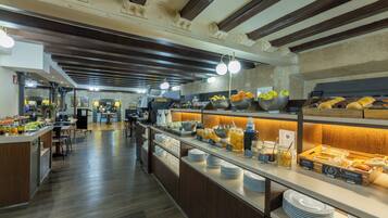 Esmorzar diari d'estil bufet (14 EUR per persona)