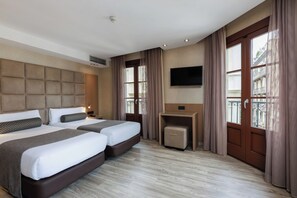 Quadruple Room | Down comforters, in-room safe, desk, soundproofing - Hotel Suizo (Barcelona)