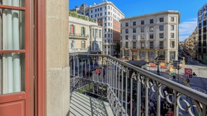 A city street with buildings, a pedestrian area, and a view from a balcony. - Hotel Suizo (Barcelona)
