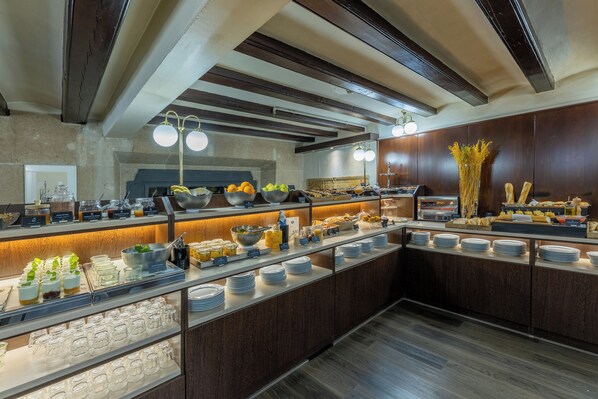 Café da manhã com buffet todos os dias (EUR 14 por pessoa) 