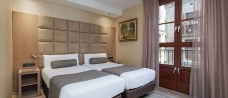 Cobrellits, caixa forta a l'habitació i escriptori