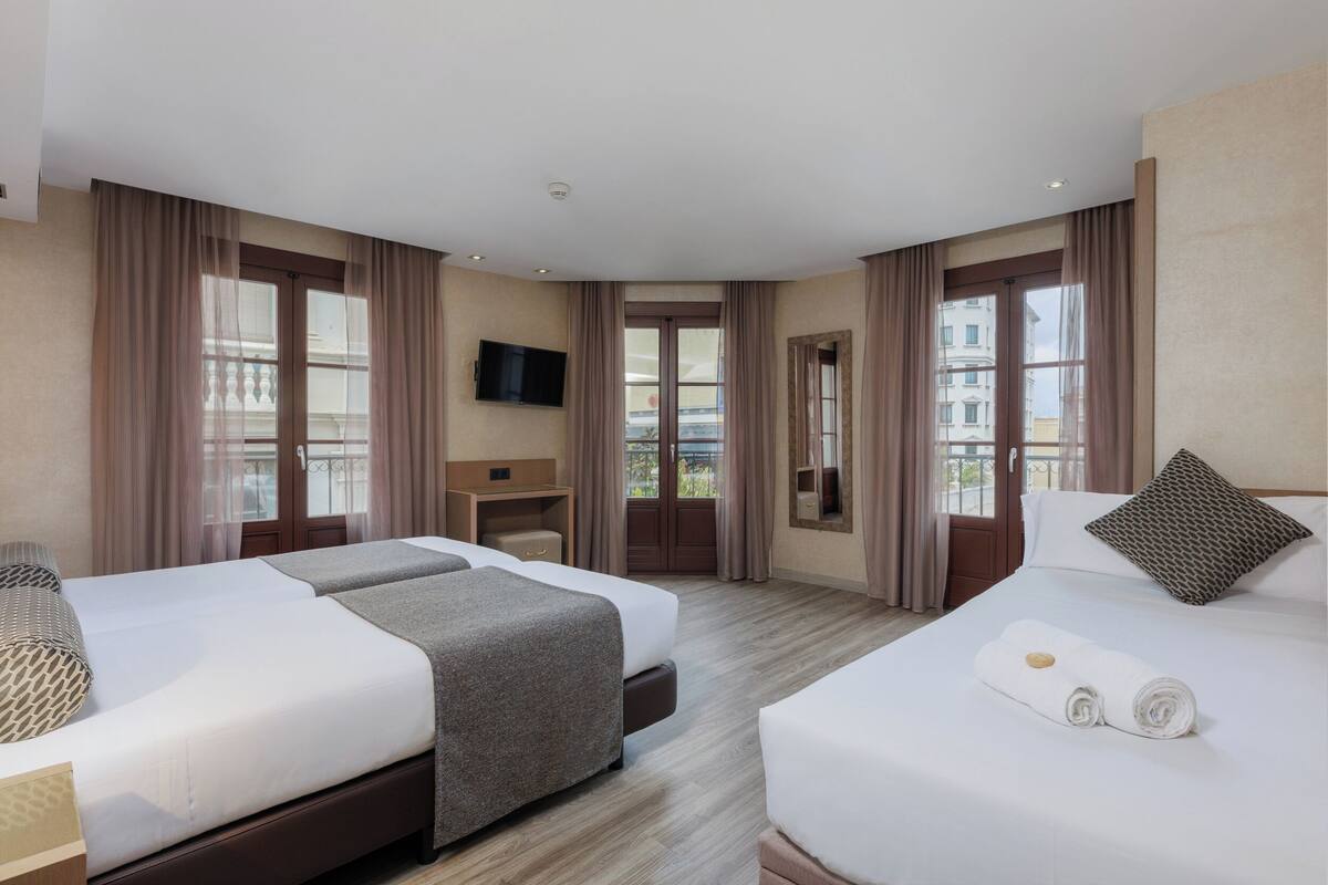 Down comforters, in-room safe, desk, soundproofing